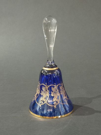 null SAINT LOUIS (?)

Table bell in blue crystal engraved with flowers in circles....