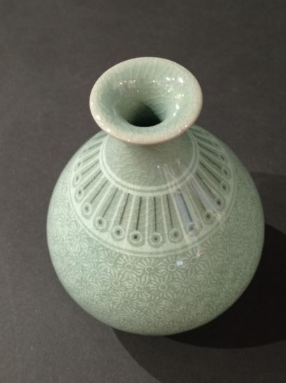 null CORÉE, XXe siècle

Vase en porcelaine céladon

De forme pansue à décor de fleurs.

Signé.

H....