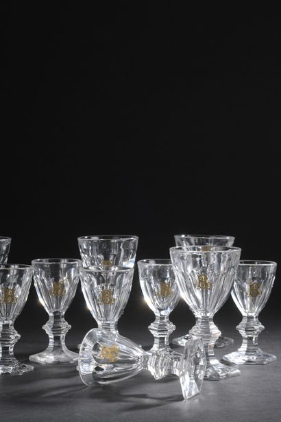  BACCARAT, modèle Harcourt 
Suite de six verres à vin blanc en cristal taillé, chiffrés...