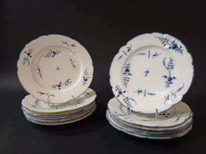 null CHANTILLY, 18th century

Suite of twelve porcelain plates with twig decoration....
