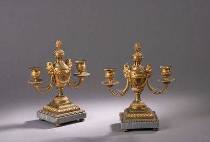  Paire de bougeoirs en bronze ciselé et doré de style Louis XVI 
Simulant des cassolettes...