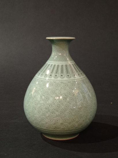 null KOREA, 20th century

Celadon porcelain vase

Of pan form with flowers decoration.

Signed.

H....