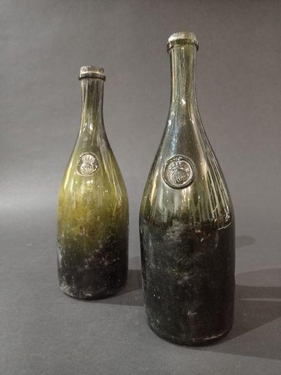 null Deux bouteilles, époque Restauration

En verre soufflé orné d'un cartouche en...