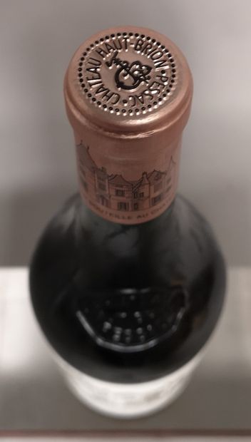 null A bottle Château HAUT-BRION -1st GCC Graves 2015 

Case slightly damaged.