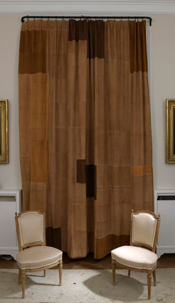 null Pair of curtains in skin

Modern work.

H. 349 cm L. 155 cm