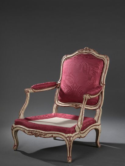 null Grand fauteuil bas à châssis estampillé I. AVISSE d'époque Louis XV

En bois...