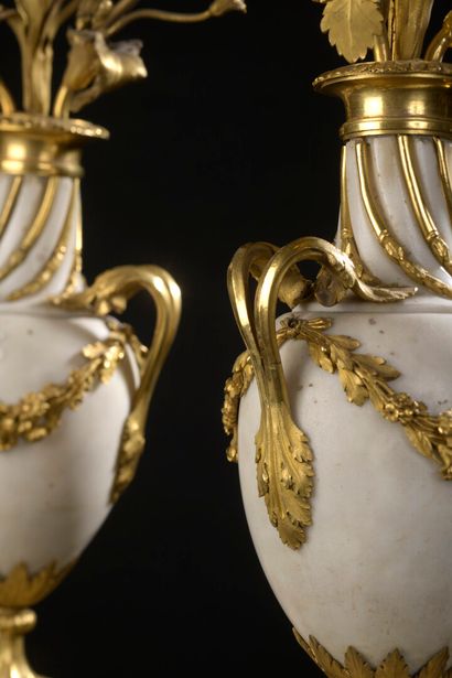 null Paire de candélabres en bronze ciselé et doré, marbre blanc d'époque Louis XVI

En...