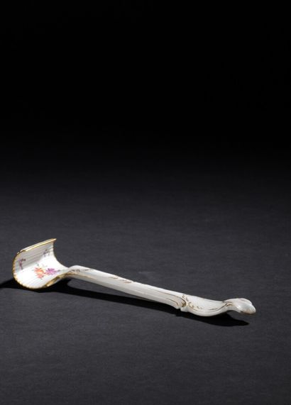 null FÜRSTENBERG, late 18th century

Porcelain butter spoon with polychrome decoration

of...