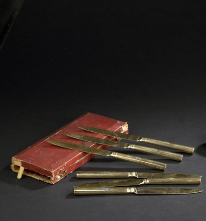 null Suite de six couteaux à entremets en vermeil, 1798-1809

Le manche orné de cannelures...