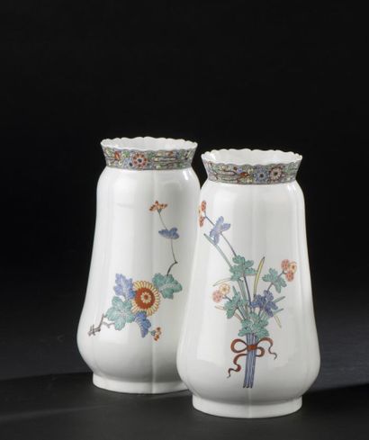 null CHANTILLY, XVIIIe siècle, vers 1735

Paire de vases en porcelaine tendre à émail...