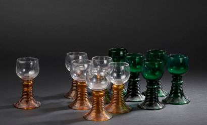null Suite of six Röhmer glasses in two-tone glass.

H. 12,2 cm

Five Röhmer glasses...