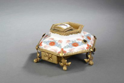 null Encrier octogonal, vers 1740

Formé d'un couvercle de vase en porcelaine de...