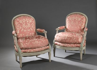null Deux fauteuils pouvant former paire en bois mouluré sculpté d'époque Louis XVI...