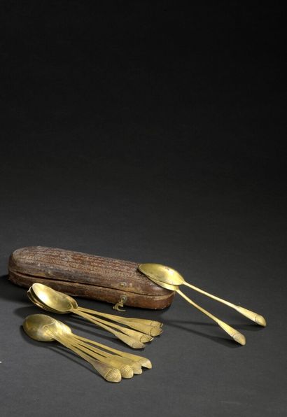 null Suite de dix petites cuillers en bronze doré d'époque Louis XV

Modèle filets...