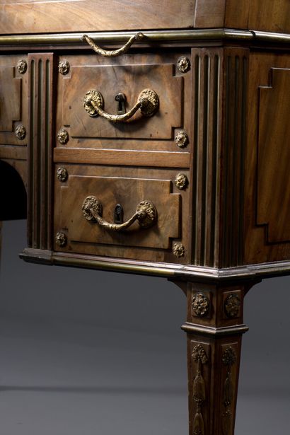  Important bureau cylindre estampillé D. ROENTGEN d'époque Louis XVI 
En acajou et...