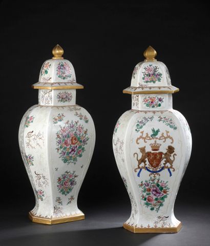 null SANSON, XIXe siècle

Potiches couvertes en porcelaine à décor de la famille...