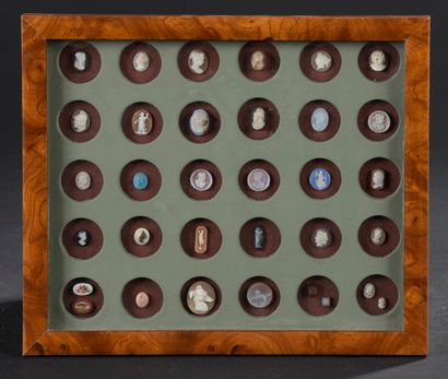 Suite of thirty cameo medallions in agate,...