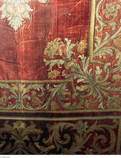 null Grande broderie en velours de soie et fils d'or et d'argent, Italie, XVIIe siècle

À...