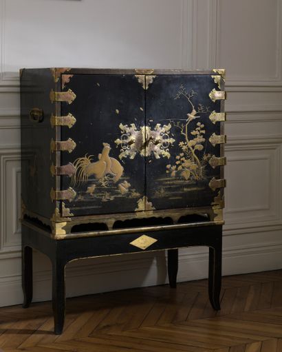 null Japanese lacquer cabinet, 17th-18th c.

It opens with two leaves revealing ten...