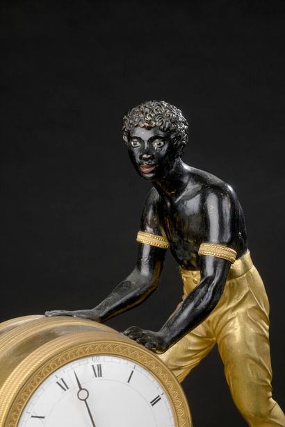 null Pendule au Nubien en bronze ciselé et doré, vers 1810

À décor d'un Nubien poussant...