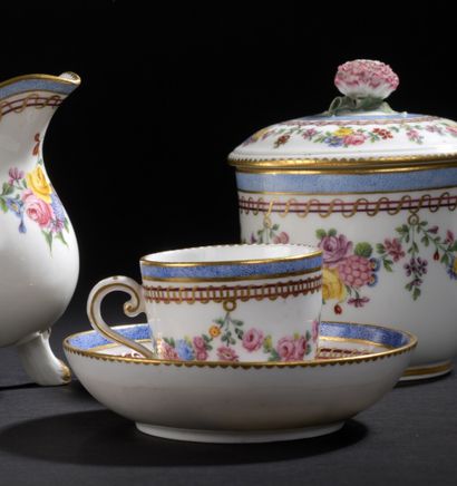 null SÈVRES, 18th century, circa 1782

Small Bouillard cup and its saucer in soft...