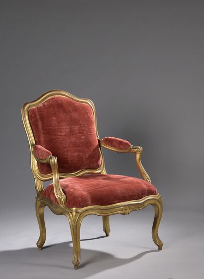 null Fauteuil à châssis estampillé BAUVE d'époque Louis XV

En bois mouluré sculpté...