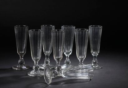 null Huit flûtes à champagne en cristal d'époque Louis-Philippe

À pans coupés reposant...