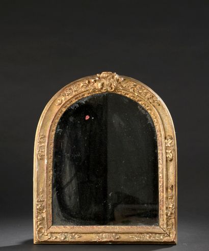 null Petit miroir en bois mouluré, sculpté et doré, à décor feuillagé, d'époque Louis...