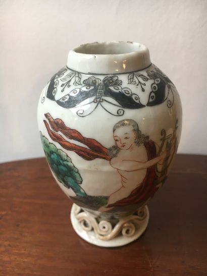 null CHINE, XVIIIème siècle

Petit vase en porcelaine à décor européen représentant...
