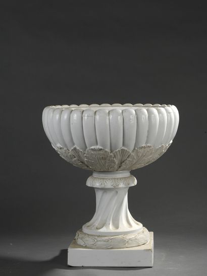 null Paris, début du XIXe siècle

Base de vase Médicis en porcelaine, elle repose...