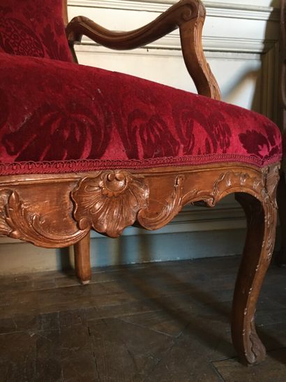 null Paire de fauteuils en bois mouluré et sculpté style Louis XV.

A dossier plat...
