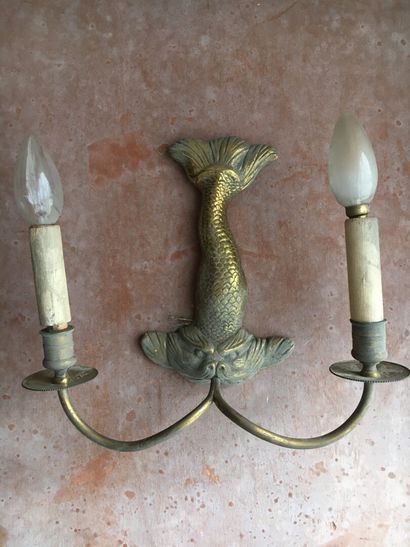 null Paire d'appliques à deux lumières en bronze ciselé et doré à décor d'un poisson

XXème...