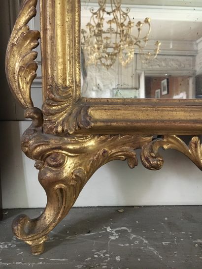 null Glace en bois sculpté et doré, travail italien de la seconde moitié du XVIIIème...