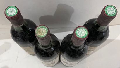 null 4 bouteilles Château TAYAC - Margaux 1975

Etiquettes tâchée. Trois niveau bas...