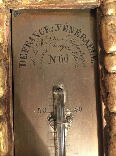 null Baromètre et thermomètre en bois sculpté et doré, travail d'époque Louis XV....