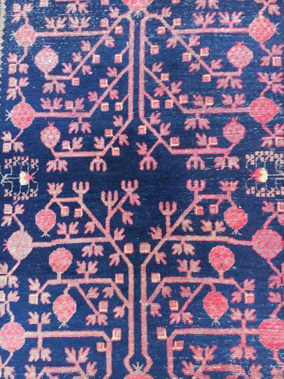 null 
SAMARKANDE, vers 1900-1910




Tapis en laine à décor de grenades et de fleurs...
