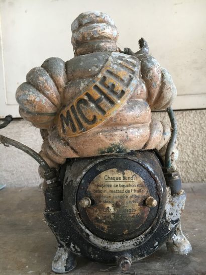 null 
Rare gonfleur Bibendum Michelin en l'état



30 x 27 cm




Manque le manomètre...
