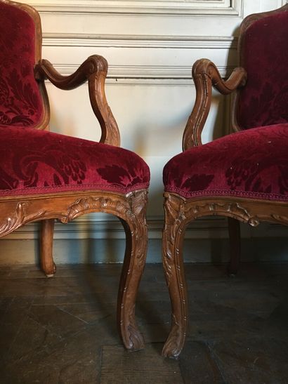 null Paire de fauteuils en bois mouluré et sculpté style Louis XV.

A dossier plat...