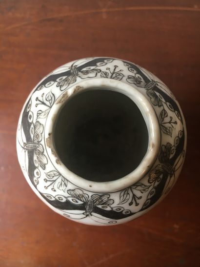 null CHINE, XVIIIème siècle

Petit vase en porcelaine à décor européen représentant...