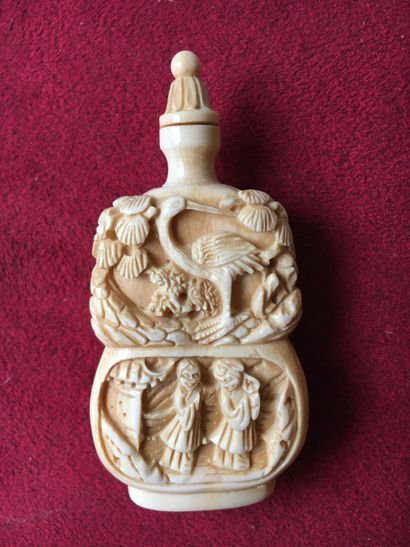 null CHINE, début XIXème siècle

Tabatière en ivoire en forme de double gourde à...