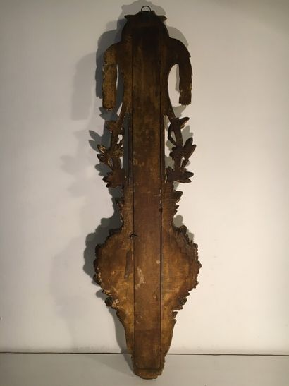 null Baromètre et thermomètre en bois sculpté et doré, travail d'époque Louis XV....