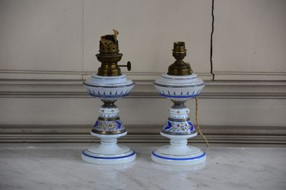 null Paire de lampes à pétrole en opaline d'époque Napoléon III

A décor polychrome...