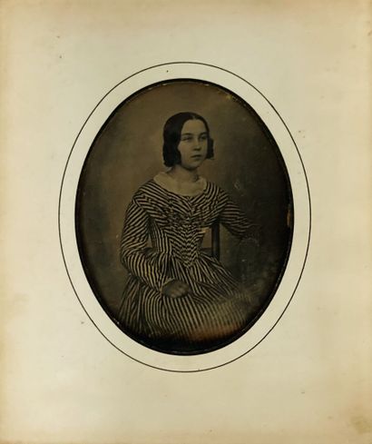 Daguerréotype, XIXe siècle. Daguerréotype, XIXe siècle.


Femme assise habillée d'une...