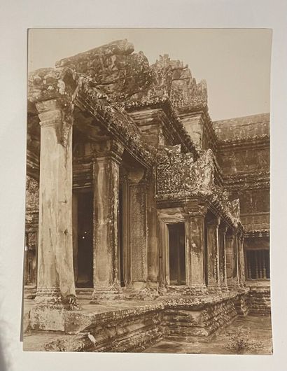 [Cambodge]. [Angkor Vat]. 6 épreuves argentiques avec virage sepia Visite au site...
