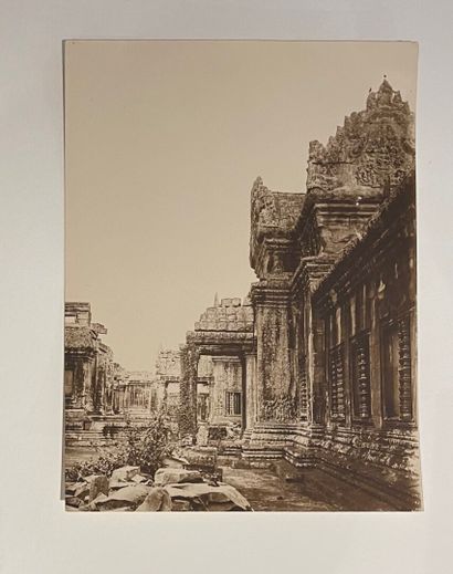 [Cambodge]. [Angkor Vat]. 6 épreuves argentiques avec virage sepia Visite au site...