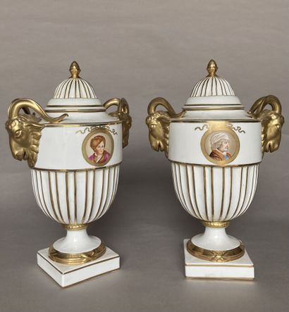 DEUX URNES en porcelaine - Vers 1900 DEUX URNES en porcelaine polychrome à décor...