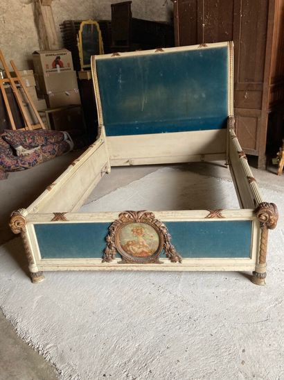 Important BOIS de lit IMPORTANT WOODEN BED richly carved, the three sides decorated...