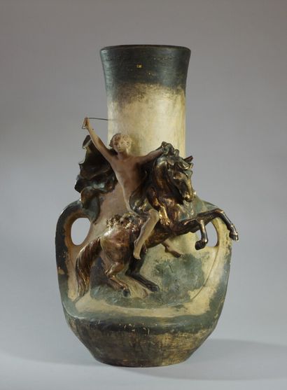 Richard AURILI (1834-1914). Vase en terre cuite
