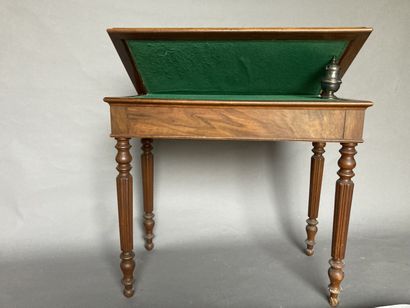 TABLE A JEU - XIXe siècle Mahogany and mahogany veneer GAME TABLE, XIXth century,...