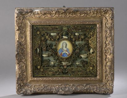 TABLEAU RELIQUAIRE avec paperolles et médaillon - XVIIIe siècle